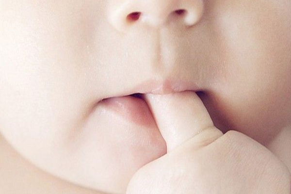Trẻ mút tay ảnh hưởng đến răng mọc