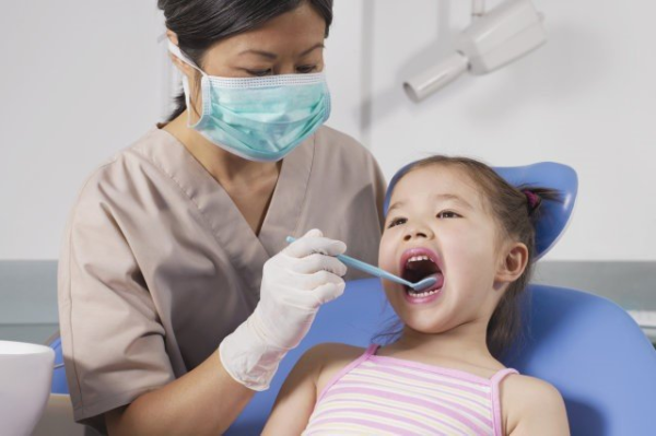 Đưa trẻ đến thăm bác sĩ nha khoa thường xuyên để kiểm tra và tư vấn chăm sóc răng miệng