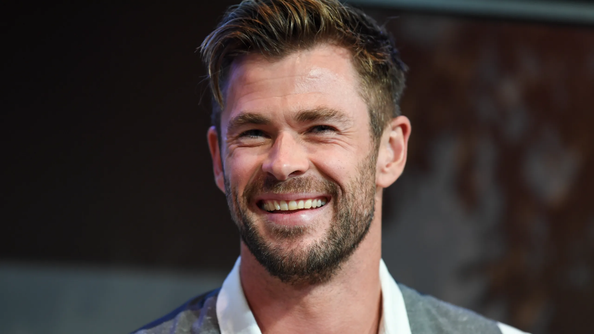 Nam diễn viên Chris Hemsworth nổi tiếng với bộ răng đều và một nụ cười tỏa nắng