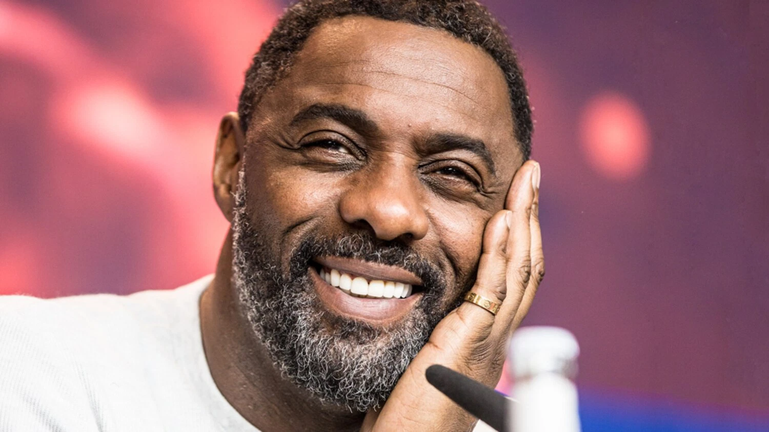 Idris Elba là một trong những tài tử có hàm răng đẹp nhất