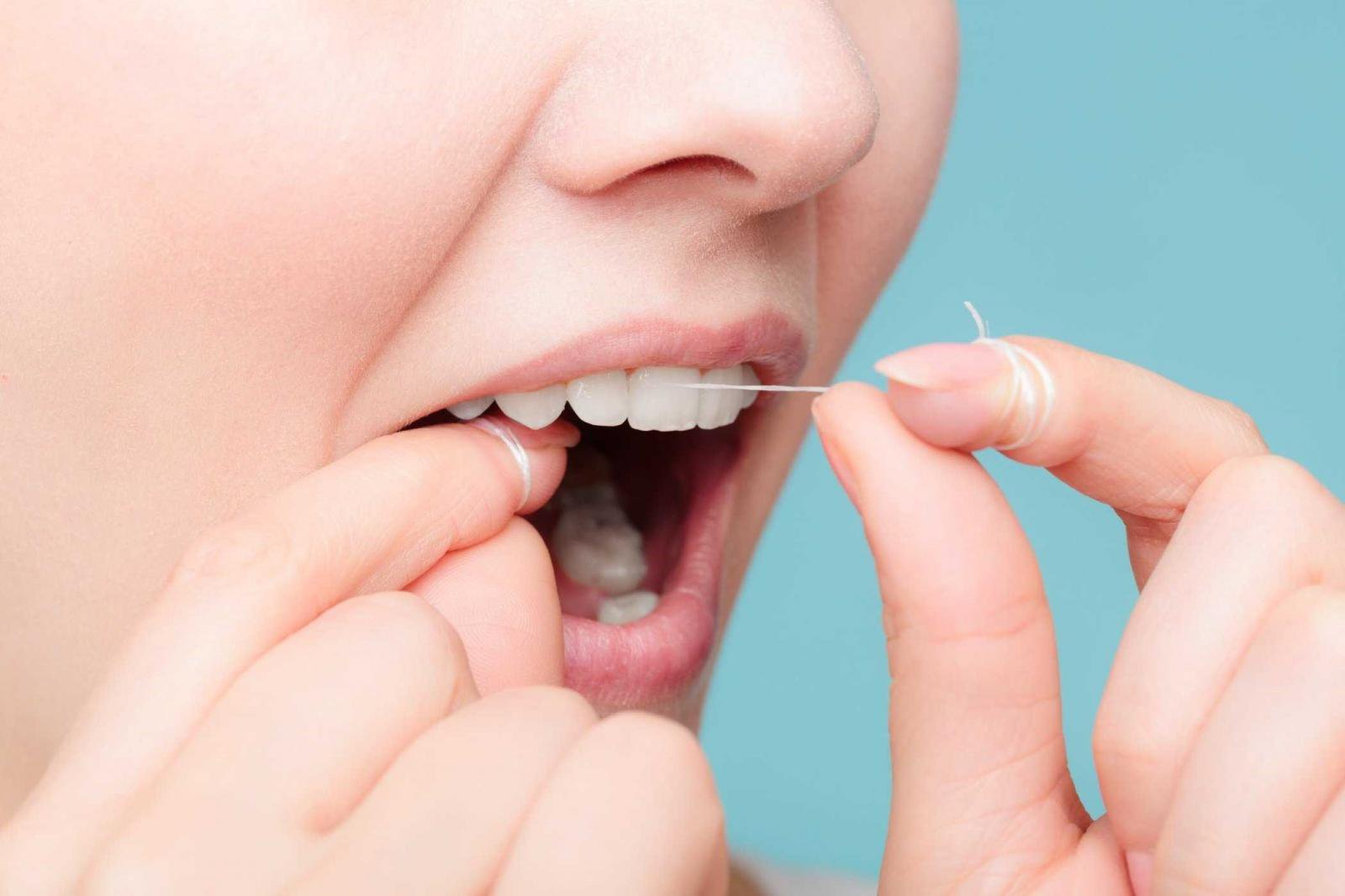 Sử dụng sợi dental floss hàng ngày để loại bỏ thức ăn mắc kẹt giữa các răng