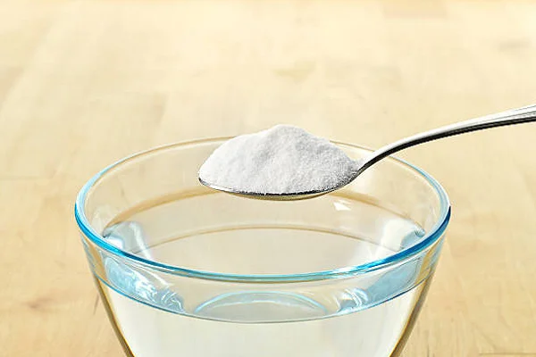 Hòa bột baking soda và nước để súc miệng