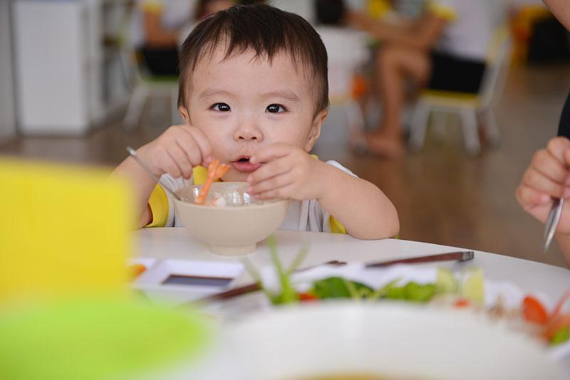 Bổ sung thêm canxi và flour vào bữa ăn hàng ngày của trẻ