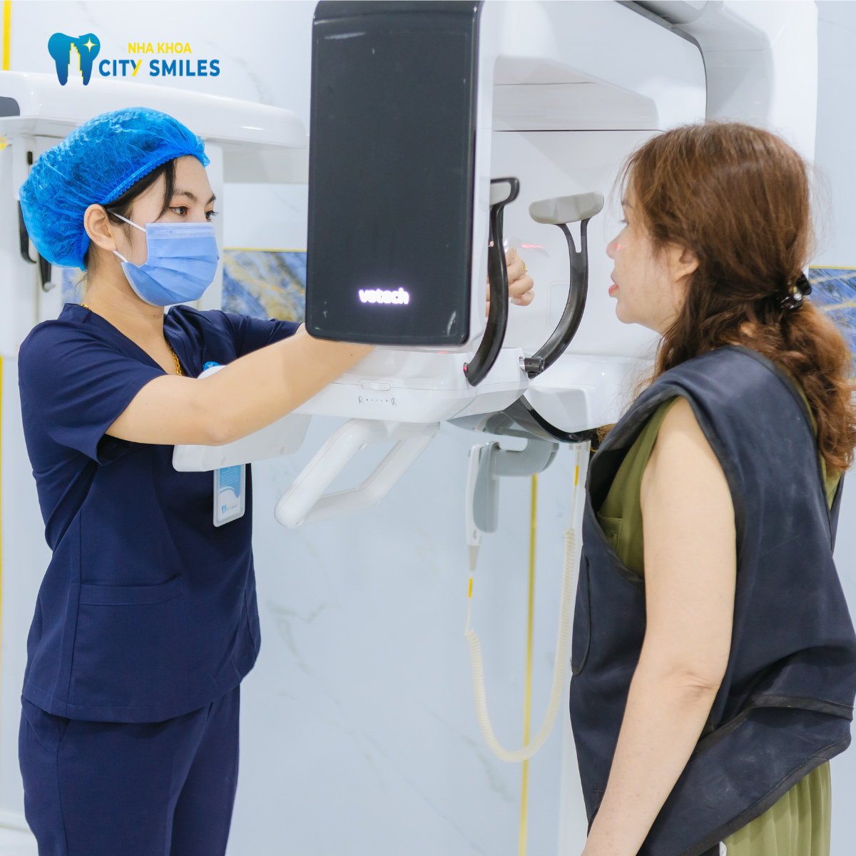 CẤY GHÉP IMPLANT TÂN BÌNH: CÔNG NGHỆ CHUẨN QUỐC TẾ, NỤ CƯỜI BỀN VỮNG CHO VIỆT KIỀU VÀ NGƯỜI TRUNG NIÊN 4 Khách hàng được chụp phim CT Conebeam 3D tại City Smiles