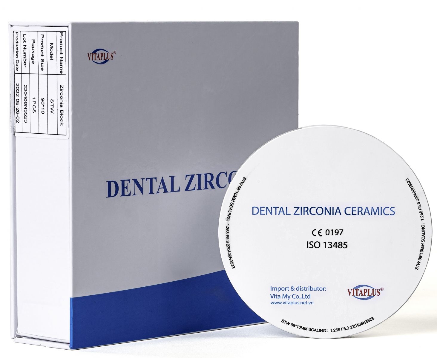 Răng Sứ Zirconia Là Gì? Ưu Nhược Điểm Và Bảng Giá Mới Nhất 2026 2 Phôi sứ Zirconia nguyên khối (màu trắng đục) được tiện bằng công nghệ CAD/CAM để tạo ra mão răng sứ thẩm mỹ (màu trắng trong)